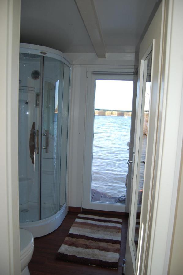 Feststehendes Hausboot Botel Kolonie Zern