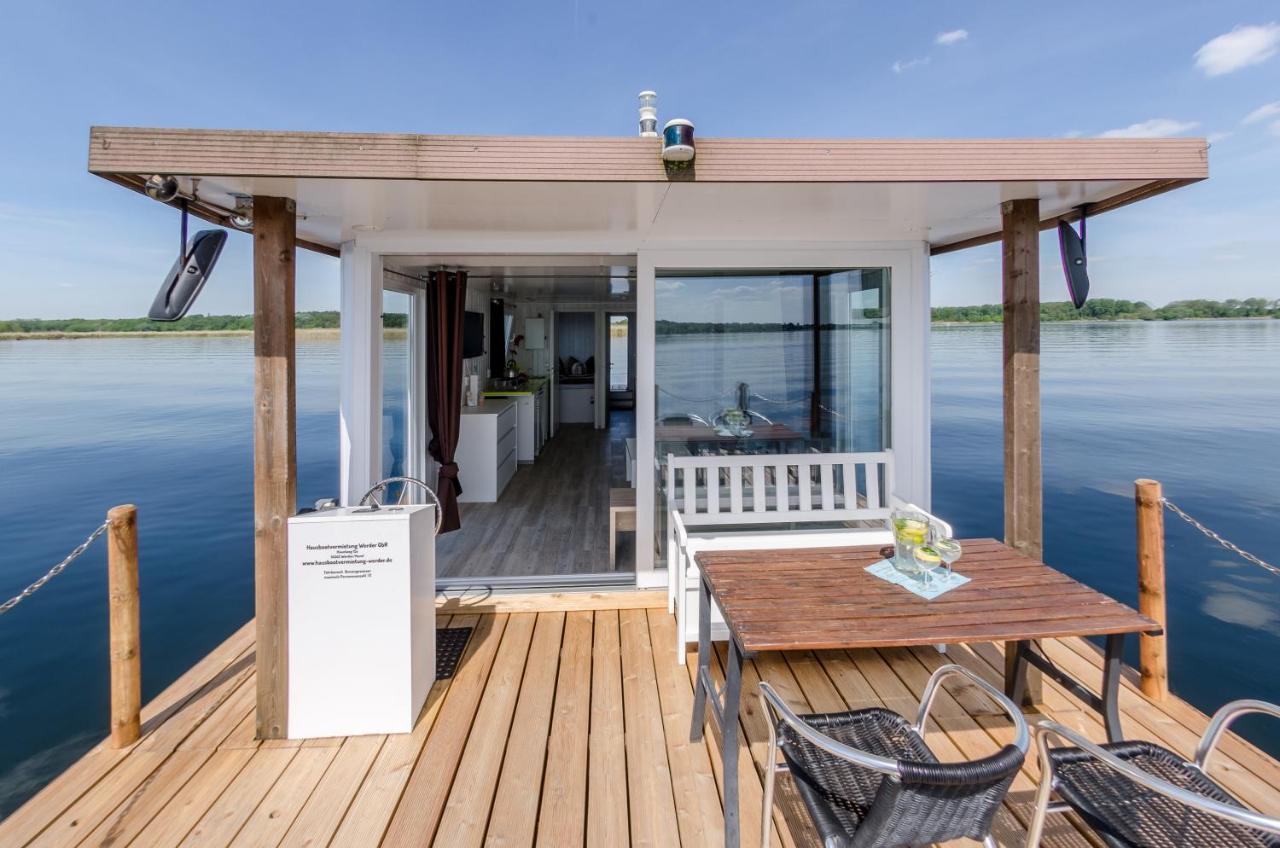 Feststehendes Hausboot Botel
